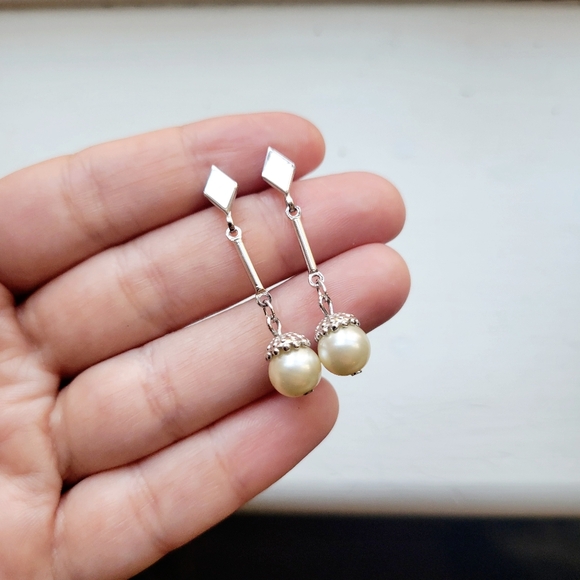 Vintage Avon Silver Simple Dainty Classic Pearl Drop Hanging Stud Earrings - Picture 15 of 16